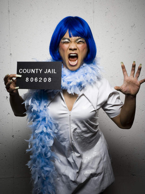 东方人,一个人,站,闭眼,竖图,室内,白天,正面,指示牌,羽毛,亚洲,仅一个男性,仅一个人,握,阴影,灰色背景,服装,轻盈,柔软,装饰,反射,英文,标志,假发,文字,影子,字符,字母,拿,拿着,休闲装,黄种人,标识,仅一个年轻男性,衣服,蓝色,围巾,站着,张嘴,休闲,温暖,休闲服,握着,摄影,服饰,影棚,围脖,保暖,英文字母,华丽,点缀,御寒,张大嘴巴,轻柔,衬托,美观,雅致,雅观,男人,男性,年轻男性,亚洲人,张开嘴,闭眼睛,闭着眼,闭着眼睛,站立,半身,彩图,影棚拍摄,拍摄