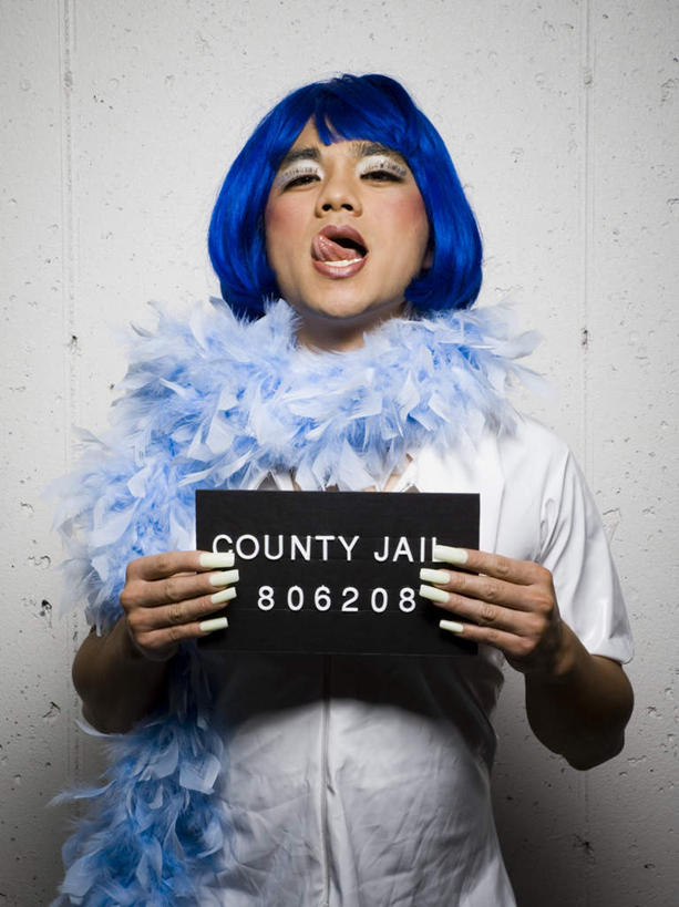 西方人,一个人,站,竖图,室内,白天,正面,指示牌,羽毛,欧洲,欧洲人,仅一个男性,仅一个人,握,阴影,灰色背景,服装,轻盈,柔软,装饰,反射,英文,标志,假发,文字,影子,字符,字母,拿,拿着,注视,休闲装,标识,仅一个年轻男性,衣服,蓝色,围巾,观察,看,站着,休闲,温暖,休闲服,舔,握着,摄影,服饰,影棚,围脖,观看,保暖,英文字母,华丽,点缀,察看,御寒,犯人,关注,囚犯,轻柔,衬托,美观,雅致,雅观,监犯,囚徒,罪人,男人,男性,年轻男性,白种人,站立,半身,彩图,影棚拍摄,拍摄