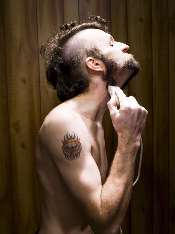 西方人,一个人,站,闭眼,竖图,室内,白天,侧面,时尚,欧洲,欧洲人,仅一个男性,仅一个人,仅一个中年男性,握,剃须刀,墙,拿,拿着,文化,裸露,纹身,墙壁,墙面,清洁,站着,个性,护理,握着,信仰,刮胡刀,家电,家用电器,剃须,刺青,裸,追求,电动剃须刀,想象,文身,勇气,崇拜,张扬,仪容,仪表,男人,男性,中年男性,白种人,闭眼睛,闭着眼,闭着眼睛,抬头,仰头,站立,半身,彩图,小家电