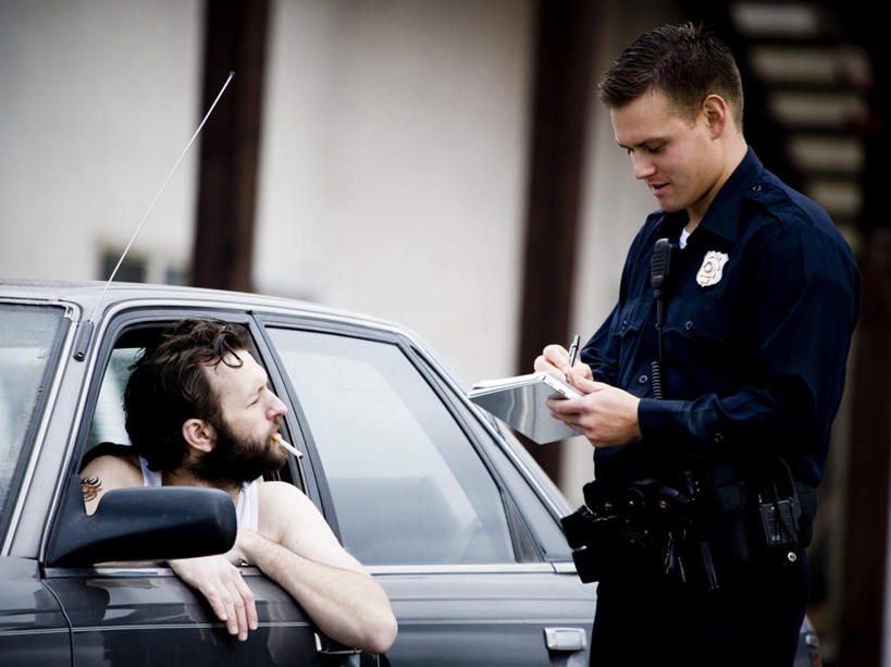 西方人,两个人,交警,站,坐,横图,室外,白天,正面,工作服,制服,窗户,汽车,香烟,欧洲,欧洲人,一辆,握,服装,笔,办公用品,拿,拿着,扭头,注视,休闲装,玻璃窗,车,文具,衣服,车窗,学习用品,交通工具,轿车,观察,看,站着,转头,休闲,休闲服,烟,握着,服饰,观看,文具用品,察看,书写,关注,载具,记录板,记事板,工作制服,男人,男性,中年男性,白种人,交通管理员,交通警察,卷烟,烟草,纸烟,站立,坐着,半身,彩图,工作套服