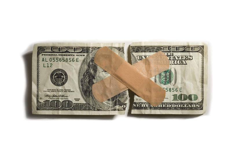 无人,横图,俯视,室内,特写,白天,白色背景,钱,美元,静物,一张,标志,钱币,数字,文字,字符,撕裂,美金,破坏,标识,破损,医疗用品,治疗,钞票,金融,纸币,摄影,阿拉伯数字,影棚,经济,损坏,医疗,医疗设备,美圆,胶布,流通,纸钞,贸易,止血,货币,现金,绷带,创可贴,彩图,高角度拍摄,影棚拍摄,拍摄