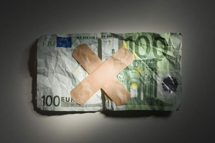 无人,横图,俯视,室内,特写,白天,钱,静物,一张,黑色背景,标志,钱币,数字,文字,字符,撕裂,欧元,破坏,标识,破损,医疗用品,治疗,钞票,金融,纸币,摄影,阿拉伯数字,影棚,经济,损坏,医疗,医疗设备,胶布,流通,纸钞,贸易,止血,货币,现金,绷带,创可贴,彩图,高角度拍摄,影棚拍摄,拍摄