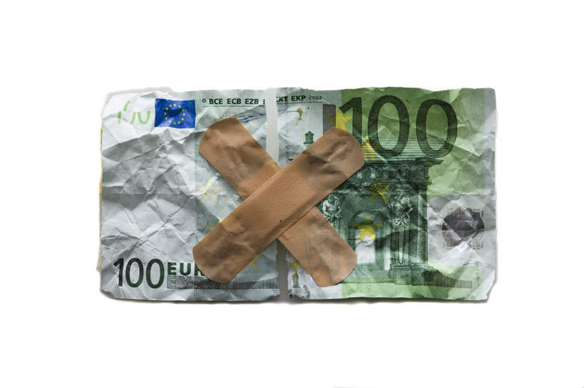 无人,横图,俯视,室内,特写,白天,白色背景,钱,静物,一张,标志,钱币,数字,文字,字符,撕裂,欧元,破坏,标识,破损,医疗用品,治疗,钞票,金融,纸币,摄影,阿拉伯数字,影棚,经济,损坏,医疗,医疗设备,胶布,流通,纸钞,贸易,止血,货币,现金,绷带,创可贴,彩图,高角度拍摄,影棚拍摄,拍摄