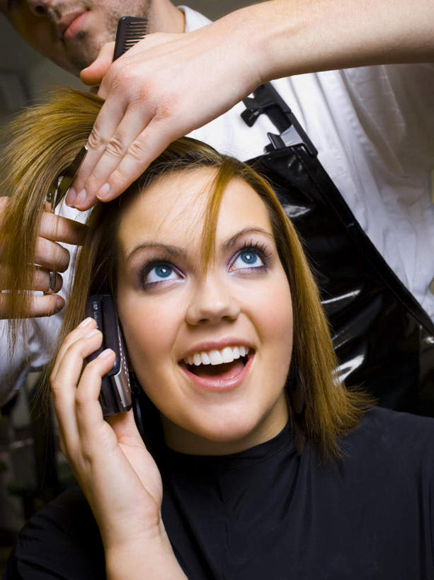 西方人,脸,头,脸颊,手,两个人,理发师,坐,打电话,竖图,室内,特写,白天,正面,工作服,制服,电话,手机,欧洲,欧洲人,握,拿,听,围兜,拿着,注视,通讯设备,剃头,观察,看,手部,握着,观看,察看,关注,理发围布,工作制服,剪发围布,理发围兜,围布,交流,男人,男性,年轻男性,年轻女性,女人,女性,白种人,头部,脸部,脸蛋,面部,发型师,理发员,美发师,沟通,通话,坐着,半身,彩图,工作套服,理发