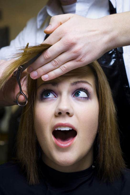 西方人,脸,头,脸颊,手,两个人,理发师,竖图,室内,特写,白天,正面,工作服,制服,欧洲,欧洲人,双手,握,修剪,工具,剪刀,拿,围兜,拿着,注视,剃头,观察,看,张嘴,手部,握着,观看,裁剪,察看,剪子,剪裁,切割,关注,张大嘴巴,理发围布,工作制服,剪发围布,理发围兜,围布,男人,男性,年轻男性,年轻女性,女人,女性,白种人,头部,脸部,脸蛋,面部,张开嘴,发型师,理发员,美发师,半身,彩图,工作套服,理发