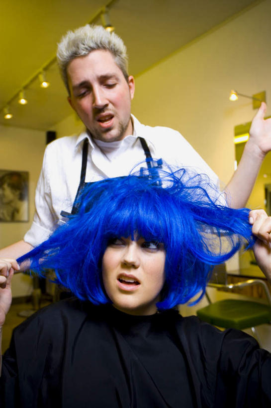 西方人,头发,两个人,理发师,站,坐,竖图,室内,白天,仰视,工作服,制服,欧洲,欧洲人,围兜,注视,蓝色,观察,看,站着,观看,担忧,察看,忧虑,关注,忧郁,理发围布,工作制服,剪发围布,理发围兜,围布,担心,男人,男性,年轻男性,年轻女性,女人,女性,白种人,直发,发型师,理发员,美发师,站立,坐着,半身,彩图,低角度拍摄,工作套服,短发