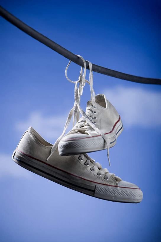 无人,竖图,室外,特写,白天,仰视,运动鞋,静物,鞋子,一双,吊挂,悬挂,阴影,电力,光线,电线,线,影子,云,云朵,电能,挂,线路,云彩,蓝色,白云,蓝天,天空,阳光,天,晴朗,休闲鞋,电,电源,电源线,板鞋,能量,晴空,彩图,低角度拍摄