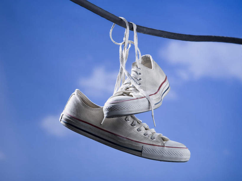 无人,横图,室外,特写,白天,仰视,运动鞋,静物,鞋子,一双,吊挂,悬挂,阴影,电力,光线,电线,线,影子,云,云朵,电能,挂,线路,云彩,蓝色,白云,蓝天,天空,阳光,天,晴朗,休闲鞋,电,电源,电源线,板鞋,能量,晴空,彩图,低角度拍摄