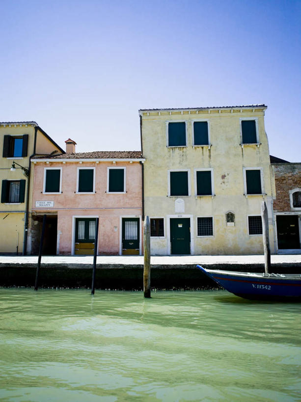 无人,家,竖图,室外,白天,正面,度假,河流,美景,水,窗户,城市风光,城市,道路,路,意大利,欧洲,威尼斯,一排,阴影,整齐,并列,并排,光线,影子,房屋,墙,屋子,河水,景观,水流,公寓,小路,交通,娱乐,洋房,楼房,玻璃窗,墙壁,墙面,住宅,排列,蓝色,蓝天,天空,阳光,天,享受,休闲,景色,放松,晴朗,队列,南欧,平行,万里无云,意大利共和国,布拉诺岛,晴空,晴空万里,彩图,房子