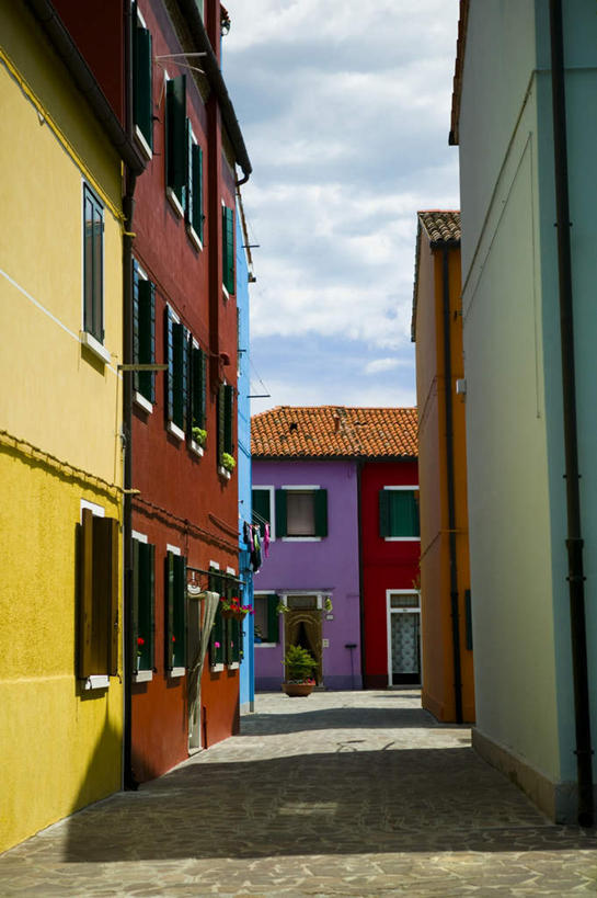 无人,家,竖图,室外,白天,正面,度假,美景,窗户,城市风光,城市,道路,路,意大利,欧洲,威尼斯,一排,阴影,整齐,并列,并排,光线,影子,房屋,墙,屋子,景观,云,云朵,公寓,小路,交通,云彩,娱乐,洋房,楼房,玻璃窗,墙壁,墙面,住宅,排列,黄色,红色,蓝色,白云,蓝天,天空,阳光,天,享受,休闲,景色,放松,晴朗,队列,南欧,平行,意大利共和国,布拉诺岛,晴空,彩图,房子