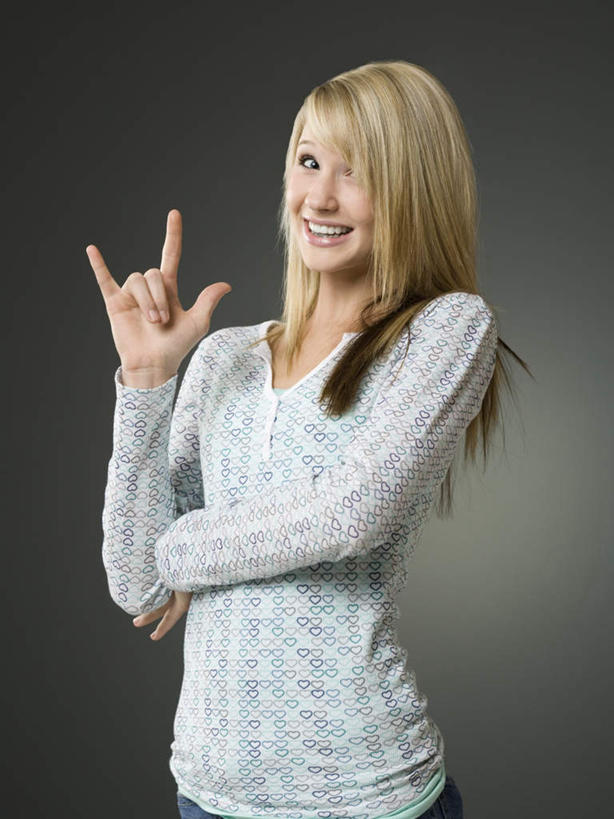 西方人,小拇指,一个人,站,笑,微笑,露齿笑,竖图,室内,白天,正面,欧洲,欧洲人,仅一个年轻女性,仅一个女性,仅一个人,灰色背景,服装,注视,休闲装,衣服,观察,看,手势,站着,休闲,休闲服,竖,摄影,服饰,影棚,观看,翘,察看,食指,关注,示爱,爱你,年轻女性,女人,女性,白种人,站立,半身,彩图,影棚拍摄,拍摄