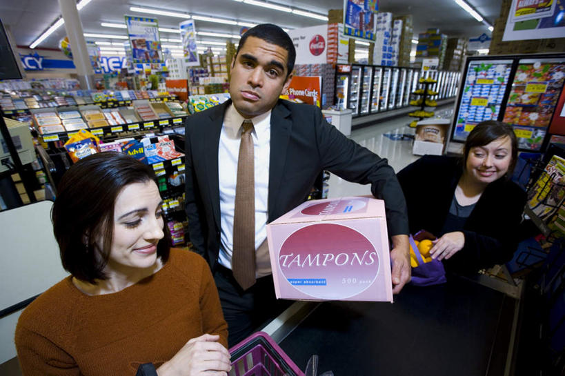 西方人,三个人,商务人士,商务男性,商店,站,捧,横图,俯视,室内,白天,衬衫,购物,消费,超市,欧洲,欧洲人,套装,服装,篮子,领带,生活,注视,休闲装,购物篮,货架,架子,排列,衣服,日用品,观察,看,站着,休闲,休闲服,保健,pos机,金融,百货,服饰,收银台,观看,察看,卫生巾,卫生棉,便利,象征,庄重,存放,队列,关注,收银,载具,收银机,商务装,身份,陈列架,选购,贸易,工薪阶层,百货公司,快捷,血拼,正式,地位,方便,超市货架,棉条,女性用品,卫生棉条,卫生栓,卫生用品,寄存,寄放,暂存,购物提篮,男人,男性,女人,女性,中年男性,中年女性,白种人,白领,上班族,购物筐,超级市场,大卖场,端,端着,捧着,手捧,站立,半身,彩图,高角度拍摄,衬衣,购物商场,购物中心,商业中心