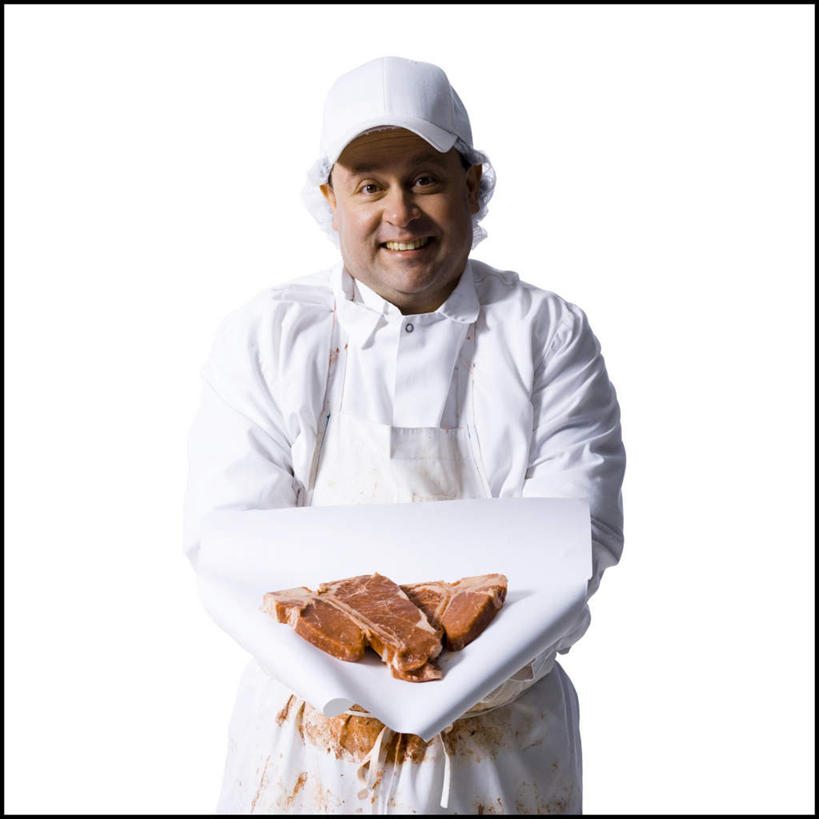 西方人,一个人,站,捧,笑,微笑,露齿笑,方图,室内,白天,白色背景,正面,工作服,烹饪,西餐,安全,帽子,欧洲,欧洲人,仅一个男性,仅一个人,仅一个中年男性,戴,服装,肉,牛排,牛肉,料理,食品,防护,注视,菜肴,美食,肉类,食物,衣服,手套,观察,看,站着,西式,摄影,服饰,佳肴,影棚,观看,保护,戴着,察看,衣着,穿着,关注,保险,厨师帽,肉食,保全,周全,安稳,安定,防护手套,屠夫,衣饰,平安,男人,男性,中年男性,白种人,端,端着,捧着,手捧,站立,半身,彩图,影棚拍摄,拍摄