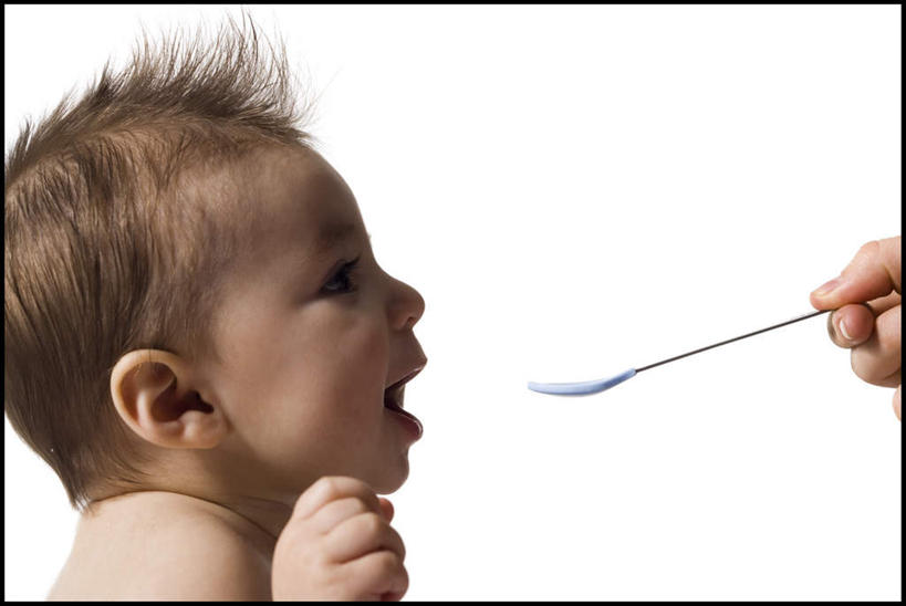 西方人,婴儿,儿童,脸,头,脸颊,手,两个人,家庭,母亲,笑,微笑,横图,室内,特写,白天,白色背景,侧面,纯洁,金属制品,欧洲,欧洲人,握,金属,勺子,拿,拿着,注视,肩膀,小孩,调羹,汤匙,观察,看,张嘴,温暖,温馨,一家人,手部,金色,可爱,母爱,童年,童趣,握着,摄影,活泼,影棚,观看,单手,和睦,察看,关注,宝宝,张大嘴巴,童真,纯真,烂漫,无邪,母婴,伶俐,天真,年轻女性,女人,女性,白种人,孩子,年轻人,头部,脸部,脸蛋,面部,张开嘴,半身,彩图,影棚拍摄,拍摄,融洽,短发