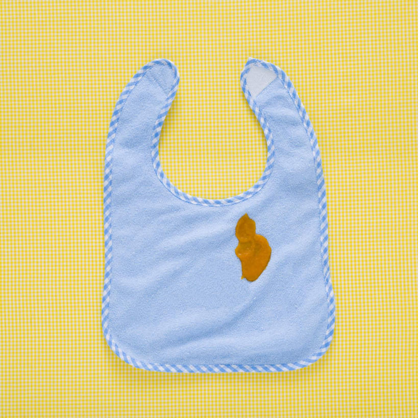无人,方图,俯视,室内,特写,白天,静物,黄色背景,围兜,蓝色,餐巾,一件,摄影,影棚,口水巾,食饭兜,婴儿围脖,婴儿围兜,彩图,高角度拍摄,影棚拍摄,拍摄