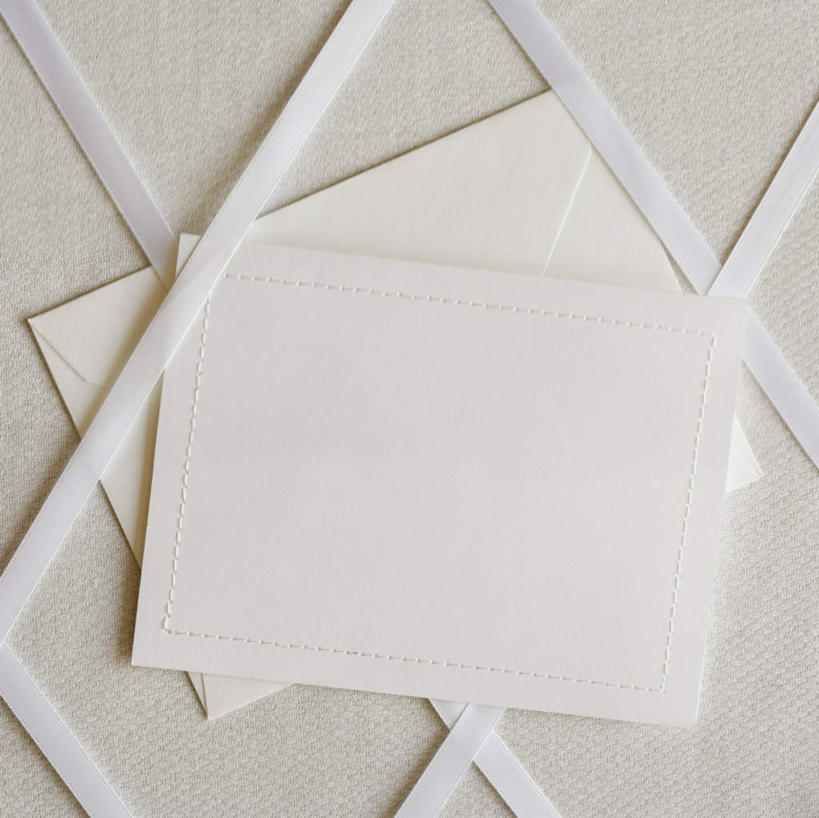 无人,横图,俯视,室内,特写,白天,桌面,桌子,静物,两张,木制,丝绸,丝带,纸,缎带,五根,绸带,白色,木制品,彩图,高角度拍摄