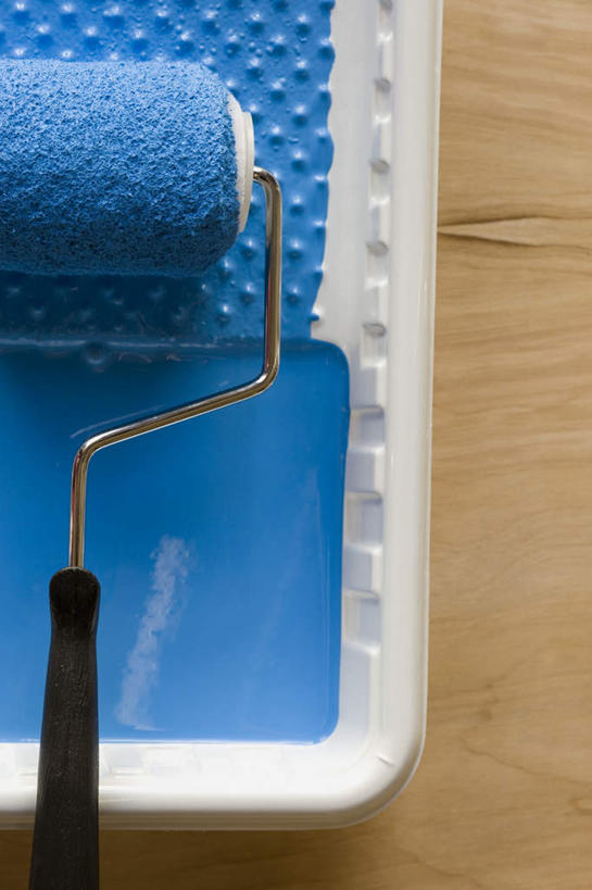 无人,竖图,俯视,室内,特写,白天,地板,装修,静物,装饰,材料,碟子,盘,地面,装潢,木地板,一个,蓝色,白色,盘子,粉刷,刷子,碟,单个,油漆,滚筒刷,保护,涂料,滚刷,颜料盘,彩图,高角度拍摄,滚筒