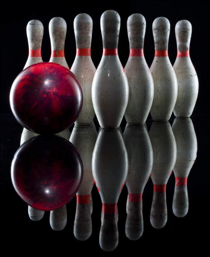 无人,竖图,室内,特写,白天,正面,锻炼,运动,保龄球,静物,一排,许多,黑色背景,整齐,保龄球瓶,很多,速度,娱乐,运动器械,球,排列,一个,红色,白色,倒影,健身器械,力量,平衡,摄影,影棚,单个,技巧,协调,倒映,队列,健身器材,灵敏,柔韧,趣味,耐力,抗争,球瓶,指孔,反照,体育,地滚球,彩图,影棚拍摄,健身,拍摄,运动器材