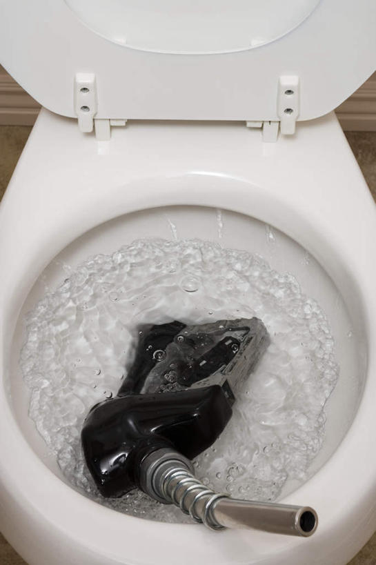 无人,竖图,俯视,室内,特写,白天,水,生活用品,液体,马桶,水滴,一个,白色,黑色,座便器,单个,卫浴,加油枪,子孙桶,计量加油枪,输油枪,油枪,彩图,高角度拍摄