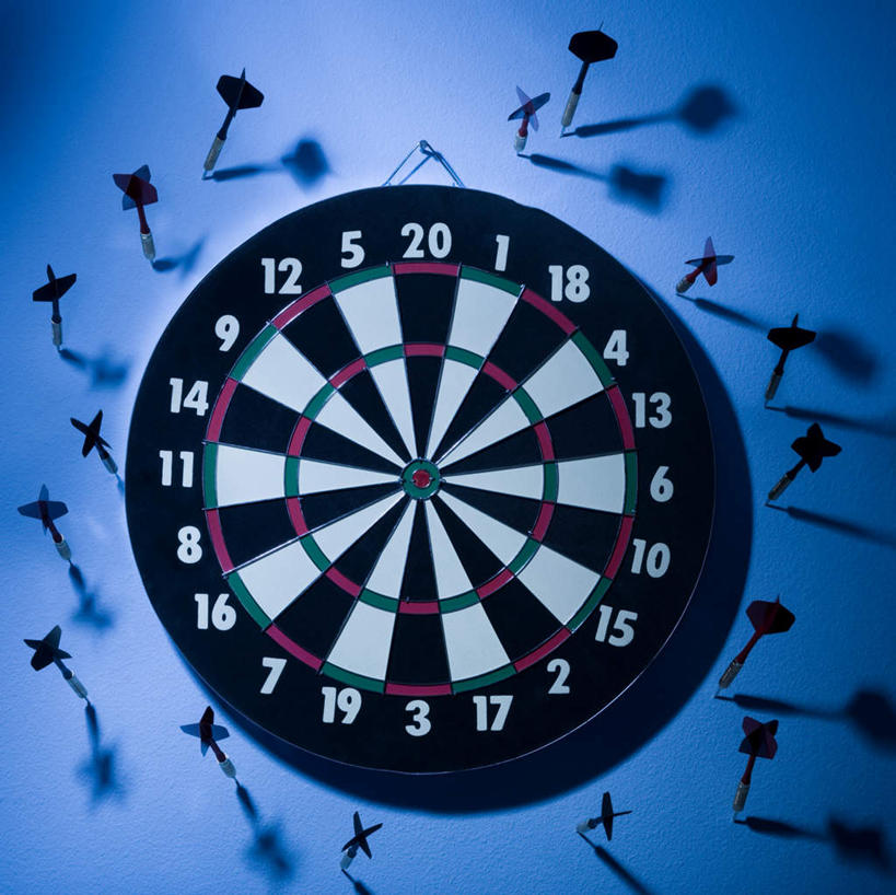 无人,横图,室内,特写,白天,正面,成功,胜利,静物,一排,许多,蓝色背景,整齐,飞镖,很多,排列,摄影,影棚,靶心,队列,瞄准,镖针,飞镖运动,彩图,影棚拍摄,拍摄