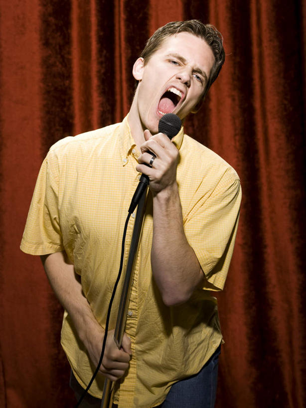 西方人,一个人,站,闭眼,竖图,室内,白天,正面,欧洲,欧洲人,仅一个男性,仅一个人,握,阴影,服装,反射,影子,支架,拿,拿着,休闲装,架子,仅一个年轻男性,衣服,话筒,站着,休闲,休闲服,握着,唱歌,服饰,帷幕,支撑,麦克风,扩音器,帷幔,话筒架,幕布,演唱,幕帘,传声器,歌唱,微音器,帷幔布,男人,男性,年轻男性,白种人,闭眼睛,闭着眼,闭着眼睛,站立,半身,彩图,麦克风架