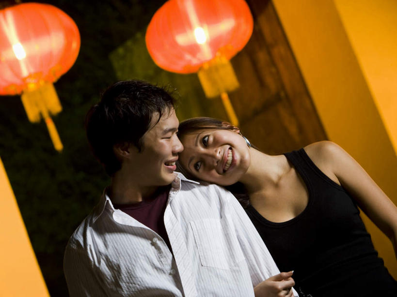 东方人,两个人,家庭,夫妻,站,笑,微笑,露齿笑,横图,室外,夜晚,正面,爱情,照明,北京,中国,亚洲,勾,挽,服装,朦胧,模糊,灯笼,纸灯笼,首都,浪漫,扭头,注视,休闲装,黄种人,衣服,灯具,观察,看,站着,转头,休闲,温暖,温馨,一家人,休闲服,恩爱,勾着,恋人,服饰,观看,照亮,和睦,察看,照明设备,关注,挽着,东亚,中华人民共和国,北京市,京,北平,华北地区,男人,男性,年轻男性,年轻女性,女人,女性,亚洲人,年轻人,夫妇,情侣,站立,半身,彩图,伴侣,融洽