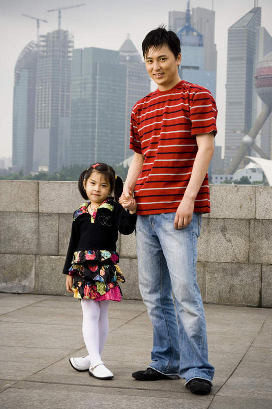 东方人,儿童,两个人,家庭,父亲,女儿,高楼大厦,站,握手,笑,微笑,竖图,室外,白天,正面,度假,纯洁,办公楼,美景,城市风光,城市,大厦,建筑,摩天大楼,写字楼,上海,中国,亚洲,服装,景观,注视,休闲装,黄种人,娱乐,东方明珠,浦东,小孩,衣服,楼宇,观察,看,站着,享受,休闲,温暖,温馨,父女,一家人,休闲服,商务楼,景色,放松,父爱,可爱,童年,童趣,服饰,观看,申,和睦,察看,关注,童真,浦东新区,东亚,烂漫,无邪,东方明珠广播电视塔,东方明珠电视塔,上海市,中华人民共和国,沪,华东地区,天真,男人,男性,年轻男性,女孩,亚洲人,孩子,年轻人,搀手,拉手,手搀手,手拉手,手牵手,手握手,站立,彩图,全身,大楼,高层建筑,高楼,摩天楼,融洽,女生