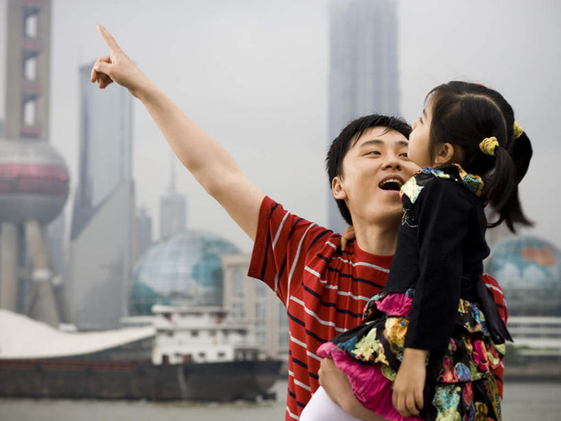 东方人,儿童,两个人,家庭,父亲,女儿,高楼大厦,站,举,抱,笑,微笑,露齿笑,横图,室外,白天,正面,度假,纯洁,办公楼,美景,城市风光,城市,大厦,建筑,摩天大楼,写字楼,上海,中国,亚洲,指,服装,景观,注视,指点,休闲装,黄种人,娱乐,东方明珠,浦东,小孩,衣服,楼宇,观察,看,托,站着,享受,休闲,温暖,温馨,父女,一家人,休闲服,商务楼,景色,放松,父爱,可爱,童年,童趣,服饰,抱着,观看,申,和睦,察看,搂着,指向,关注,童真,浦东新区,东亚,烂漫,无邪,东方明珠广播电视塔,东方明珠电视塔,上海市,中华人民共和国,沪,华东地区,天真,男人,男性,年轻男性,女孩,亚洲人,孩子,年轻人,举起,举手,举着,搂,搂抱,向上举,向上伸,向上托,站立,半身,彩图,大楼,高层建筑,高楼,摩天楼,融洽,女生