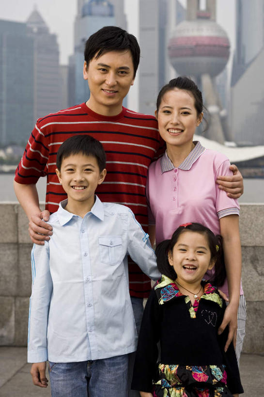 东方人,儿童,四个人,家庭,夫妻,母亲,父亲,女儿,儿子,高楼大厦,站,抱,笑,微笑,露齿笑,竖图,室外,白天,正面,爱情,度假,纯洁,办公楼,美景,城市风光,城市,大厦,建筑,摩天大楼,写字楼,上海,中国,亚洲,服装,景观,浪漫,注视,休闲装,黄种人,娱乐,东方明珠,浦东,小孩,衣服,楼宇,观察,看,站着,享受,休闲,温暖,温馨,父女,父子,母女,母子,一家人,休闲服,商务楼,景色,恩爱,放松,父爱,可爱,母爱,童年,童趣,恋人,服饰,抱着,观看,申,和睦,察看,搂着,关注,童真,浦东新区,东亚,烂漫,无邪,东方明珠广播电视塔,东方明珠电视塔,上海市,中华人民共和国,沪,华东地区,天真,男孩,男人,男性,年轻男性,年轻女性,女孩,女人,女性,亚洲人,孩子,年轻人,夫妇,情侣,怀抱,搂,搂抱,相抱,拥抱,站立,半身,彩图,大楼,高层建筑,高楼,摩天楼,伴侣,融洽,男生,女生