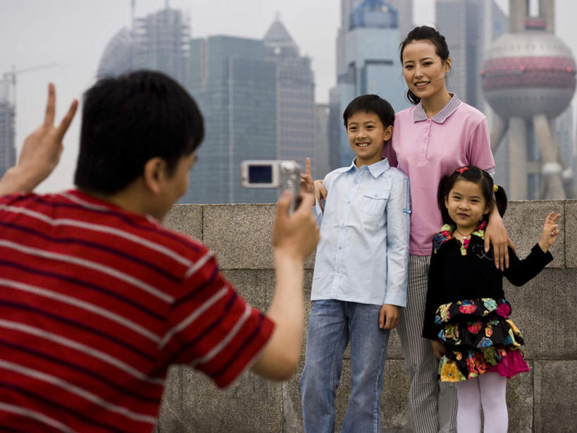 东方人,儿童,背部,四个人,家庭,夫妻,母亲,父亲,女儿,儿子,高楼大厦,站,蹲,举,横图,室外,白天,正面,爱情,度假,快乐,兴奋,纯洁,骄傲,成功,胜利,办公楼,美景,城市风光,城市,大厦,建筑,摩天大楼,写字楼,相机,上海,中国,亚洲,握,服装,景观,浪漫,拿,拿着,注视,休闲装,黄种人,娱乐,东方明珠,浦东,小孩,拍照,衣服,数码相机,楼宇,观察,看,手势,托,站着,享受,休闲,温暖,温馨,父女,父子,母女,母子,一家人,休闲服,商务楼,景色,恩爱,放松,父爱,可爱,母爱,童年,童趣,自信,握着,恋人,摄影,服饰,观看,申,和睦,察看,关注,童真,浦东新区,东亚,烂漫,无邪,东方明珠广播电视塔,东方明珠电视塔,上海市,中华人民共和国,沪,华东地区,天真,男孩,男人,男性,年轻男性,年轻女性,女孩,女人,女性,亚洲人,孩子,年轻人,夫妇,情侣,照相机,蹲着,举起,举手,举着,向上举,向上伸,向上托,站立,半身,彩图,欢乐,开心,照相,大楼,高层建筑,高楼,摩天楼,伴侣,融洽,男生,女生
