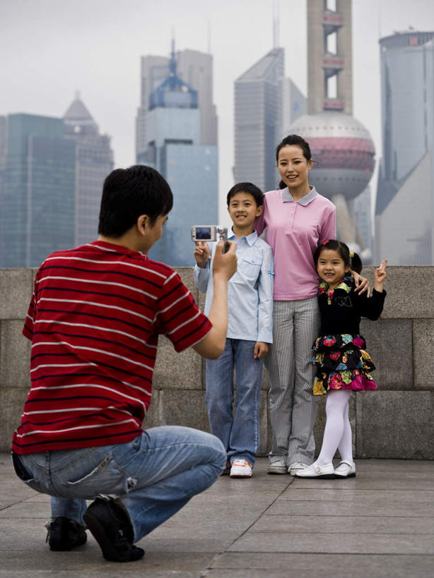 东方人,儿童,背部,四个人,家庭,夫妻,母亲,父亲,女儿,儿子,高楼大厦,站,蹲,竖图,室外,白天,正面,爱情,度假,纯洁,办公楼,美景,城市风光,城市,大厦,建筑,摩天大楼,写字楼,相机,上海,中国,亚洲,握,服装,景观,浪漫,拿,拿着,注视,休闲装,黄种人,娱乐,东方明珠,浦东,小孩,拍照,衣服,数码相机,楼宇,观察,看,站着,享受,休闲,温暖,温馨,父女,父子,母女,母子,一家人,休闲服,商务楼,景色,恩爱,放松,父爱,可爱,母爱,童年,童趣,握着,恋人,摄影,服饰,观看,申,和睦,察看,关注,童真,浦东新区,东亚,烂漫,无邪,东方明珠广播电视塔,东方明珠电视塔,上海市,中华人民共和国,沪,华东地区,天真,男孩,男人,男性,年轻男性,年轻女性,女孩,女人,女性,亚洲人,孩子,年轻人,夫妇,情侣,照相机,蹲着,站立,彩图,全身,照相,大楼,高层建筑,高楼,摩天楼,伴侣,融洽,男生,女生