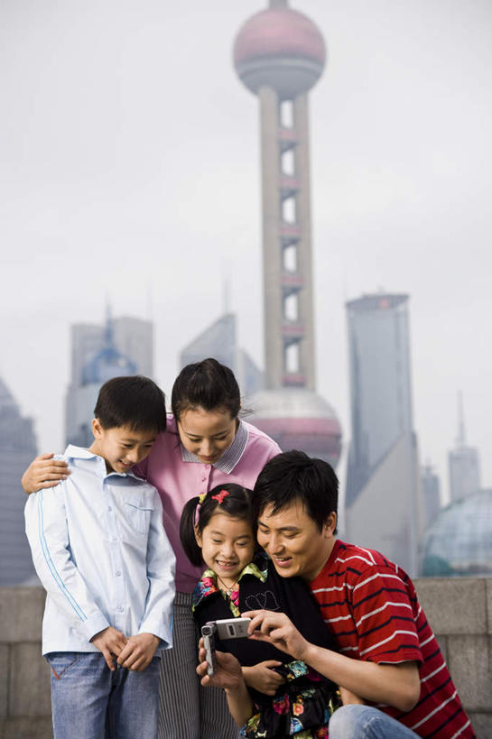 东方人,儿童,四个人,家庭,夫妻,母亲,父亲,女儿,儿子,高楼大厦,站,蹲,竖图,室外,白天,正面,爱情,度假,纯洁,办公楼,美景,城市风光,城市,大厦,建筑,摩天大楼,写字楼,相机,上海,中国,亚洲,握,服装,景观,浪漫,拿,拿着,注视,休闲装,黄种人,娱乐,东方明珠,浦东,小孩,拍照,衣服,数码相机,楼宇,观察,看,站着,享受,休闲,温暖,温馨,父女,父子,母女,母子,一家人,休闲服,商务楼,景色,恩爱,放松,父爱,可爱,母爱,童年,童趣,握着,恋人,摄影,服饰,观看,申,和睦,察看,关注,童真,浦东新区,东亚,烂漫,无邪,东方明珠广播电视塔,东方明珠电视塔,上海市,中华人民共和国,沪,华东地区,天真,男孩,男人,男性,年轻男性,年轻女性,女孩,女人,女性,亚洲人,孩子,年轻人,夫妇,情侣,照相机,蹲着,站立,半身,彩图,照相,大楼,高层建筑,高楼,摩天楼,伴侣,融洽,男生,女生