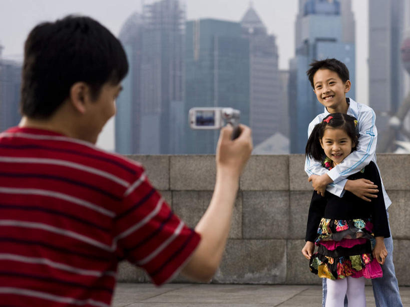 东方人,儿童,背部,三个人,家庭,父亲,女儿,儿子,高楼大厦,站,蹲,抱,横图,室外,白天,正面,度假,纯洁,办公楼,美景,城市风光,城市,大厦,建筑,摩天大楼,写字楼,相机,上海,中国,亚洲,握,服装,景观,拿,拿着,注视,休闲装,黄种人,娱乐,东方明珠,浦东,小孩,拍照,衣服,数码相机,楼宇,观察,看,站着,享受,休闲,温暖,温馨,父女,父子,一家人,休闲服,商务楼,景色,放松,父爱,可爱,童年,童趣,握着,摄影,服饰,抱着,观看,申,和睦,察看,搂着,关注,童真,浦东新区,东亚,烂漫,无邪,东方明珠广播电视塔,东方明珠电视塔,上海市,中华人民共和国,沪,华东地区,天真,男孩,男人,男性,年轻男性,女孩,女人,女性,亚洲人,孩子,年轻人,照相机,蹲着,怀抱,搂,搂抱,相抱,拥抱,站立,半身,彩图,照相,大楼,高层建筑,高楼,摩天楼,融洽,男生,女生