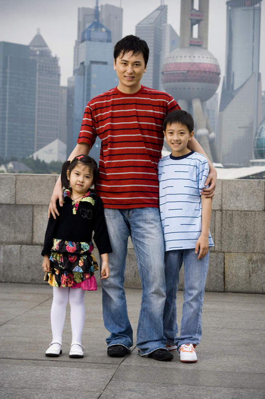 东方人,儿童,三个人,家庭,父亲,女儿,儿子,高楼大厦,站,抱,笑,微笑,露齿笑,竖图,室外,白天,正面,度假,纯洁,办公楼,美景,城市风光,城市,大厦,建筑,摩天大楼,写字楼,上海,中国,亚洲,服装,裤子,景观,注视,牛仔裤,休闲装,黄种人,娱乐,东方明珠,浦东,小孩,衣服,楼宇,观察,看,站着,享受,休闲,温暖,温馨,父女,父子,一家人,休闲服,商务楼,景色,放松,父爱,可爱,童年,童趣,服饰,抱着,观看,申,和睦,察看,搂着,关注,童真,浦东新区,东亚,烂漫,无邪,东方明珠广播电视塔,东方明珠电视塔,上海市,中华人民共和国,沪,华东地区,天真,男孩,男人,男性,年轻男性,女孩,女人,女性,亚洲人,孩子,年轻人,怀抱,搂,搂抱,相抱,拥抱,站立,彩图,全身,大楼,高层建筑,高楼,摩天楼,融洽,男生,女生