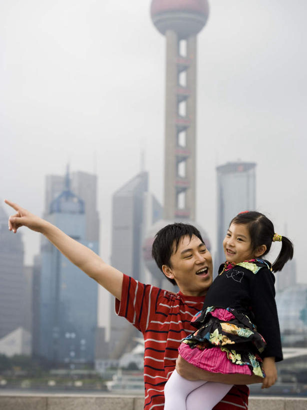 东方人,儿童,两个人,家庭,父亲,女儿,高楼大厦,站,举,抱,笑,微笑,露齿笑,竖图,室外,白天,正面,度假,纯洁,办公楼,美景,城市风光,城市,大厦,建筑,摩天大楼,写字楼,上海,中国,亚洲,指,服装,景观,注视,指点,休闲装,黄种人,娱乐,东方明珠,浦东,小孩,衣服,楼宇,观察,看,托,站着,享受,休闲,温暖,温馨,父女,一家人,休闲服,商务楼,景色,放松,父爱,可爱,童年,童趣,服饰,抱着,观看,申,和睦,察看,搂着,指向,关注,童真,浦东新区,东亚,烂漫,无邪,东方明珠广播电视塔,东方明珠电视塔,上海市,中华人民共和国,沪,华东地区,天真,男人,男性,年轻男性,女孩,亚洲人,孩子,年轻人,怀抱,举起,举手,举着,搂,搂抱,相抱,向上举,向上伸,向上托,拥抱,站立,半身,彩图,大楼,高层建筑,高楼,摩天楼,融洽,女生