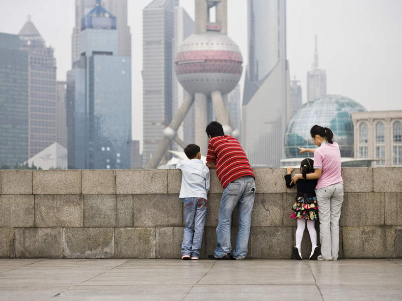 东方人,儿童,四个人,家庭,夫妻,母亲,父亲,女儿,儿子,高楼大厦,站,横图,室外,白天,爱情,度假,纯洁,办公楼,美景,城市风光,城市,大厦,建筑,摩天大楼,写字楼,上海,中国,亚洲,指,服装,裤子,景观,浪漫,指点,牛仔裤,休闲装,黄种人,娱乐,东方明珠,浦东,小孩,背面,衣服,楼宇,靠,靠着,倚靠,站着,享受,休闲,温暖,温馨,父女,父子,母女,母子,一家人,休闲服,商务楼,景色,恩爱,放松,父爱,可爱,母爱,童年,童趣,恋人,服饰,申,和睦,倚着,指向,童真,浦东新区,东亚,烂漫,无邪,东方明珠广播电视塔,东方明珠电视塔,上海市,中华人民共和国,沪,华东地区,天真,男孩,男人,男性,年轻男性,年轻女性,女孩,女人,女性,亚洲人,孩子,年轻人,夫妇,情侣,站立,彩图,全身,大楼,高层建筑,高楼,摩天楼,伴侣,融洽,男生,女生