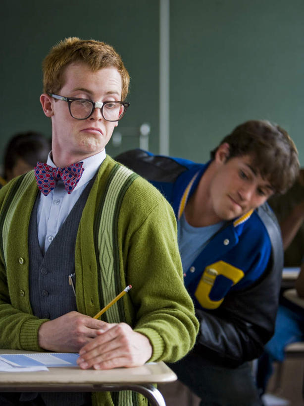 西方人,两个人,伙伴,朋友,学校,坐,竖图,室内,白天,正面,友谊,桌子,欧洲,欧洲人,握,服装,笔,眼镜,纸,办公用品,拿,拿着,注视,休闲装,书桌,校园,文具,衣服,课桌,铅笔,学习用品,黑板,观察,看,休闲,教室,同学,休闲服,教学,握着,服饰,观看,试卷,文具用品,察看,书写,考试,校友,关注,测验,考卷,近视眼镜,考察,作弊,同窗,学友,耐磨,评比,教学黑板,友情,男人,男性,年轻男性,年轻女性,女人,女性,白种人,坐着,半身,彩图