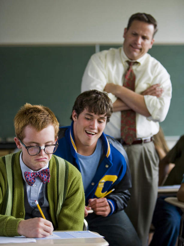 西方人,三个人,伙伴,朋友,教师,学校,站,坐,双手交叉,竖图,室内,白天,正面,友谊,桌子,欧洲,欧洲人,握,服装,笔,眼镜,纸,办公用品,领带,拿,拿着,注视,休闲装,书桌,校园,文具,衣服,课桌,铅笔,学习用品,黑板,观察,看,站着,休闲,教室,同学,休闲服,教学,握着,服饰,观看,试卷,文具用品,察看,书写,双手抱胸,考试,象征,庄重,校友,关注,测验,身份,考卷,近视眼镜,考察,作弊,正式,地位,同窗,学友,耐磨,评比,教学黑板,友情,男人,男性,年轻男性,年轻女性,女人,女性,中年男性,白种人,讲师,教授,老师,站立,坐着,半身,彩图