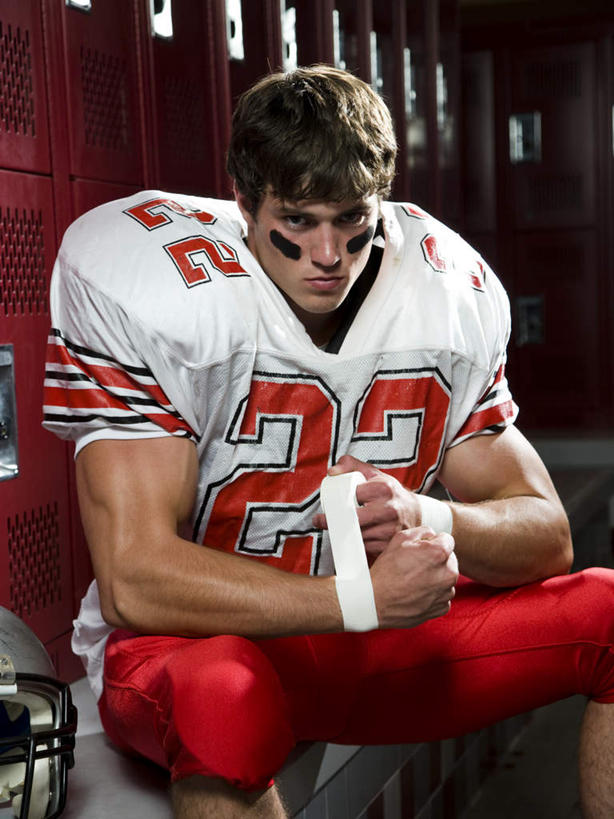 西方人,一个人,运动员,坐,竖图,室内,白天,正面,运动服,柜子,欧洲,欧洲人,仅一个男性,仅一个人,握,服装,标志,纱布,数字,文字,字符,储物柜,拿,拿着,注视,标识,仅一个年轻男性,衣服,红色,白色,观察,看,治疗,握着,阿拉伯数字,服饰,观看,固定,察看,医疗,衣着,储存,穿着,关注,橄榄球运动员,止血,衣饰,储备,蕴藏,贮备,男人,男性,年轻男性,白种人,绷带,体育运动员,运动选手,坐着,半身,彩图,贮存,运动装