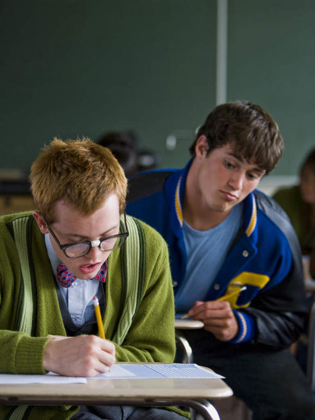 西方人,两个人,伙伴,朋友,学校,坐,竖图,室内,白天,正面,友谊,桌子,欧洲,欧洲人,握,服装,笔,眼镜,纸,办公用品,拿,拿着,注视,休闲装,书桌,校园,文具,衣服,课桌,铅笔,学习用品,黑板,观察,看,休闲,教室,同学,休闲服,教学,握着,服饰,观看,试卷,文具用品,察看,书写,考试,校友,关注,测验,考卷,近视眼镜,考察,作弊,同窗,学友,耐磨,评比,教学黑板,友情,男人,男性,年轻男性,白种人,坐着,半身,彩图