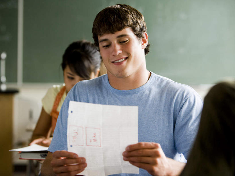 西方人,两个人,伙伴,朋友,学校,坐,笑,微笑,露齿笑,横图,室内,白天,正面,友谊,桌子,欧洲,欧洲人,握,服装,纸,拿,拿着,注视,休闲装,书桌,校园,衣服,课桌,黑板,观察,看,休闲,教室,同学,休闲服,教学,握着,服饰,观看,试卷,察看,考试,校友,关注,测验,考卷,考察,同窗,学友,耐磨,评比,教学黑板,友情,男人,男性,年轻男性,年轻女性,女人,女性,白种人,坐着,半身,彩图