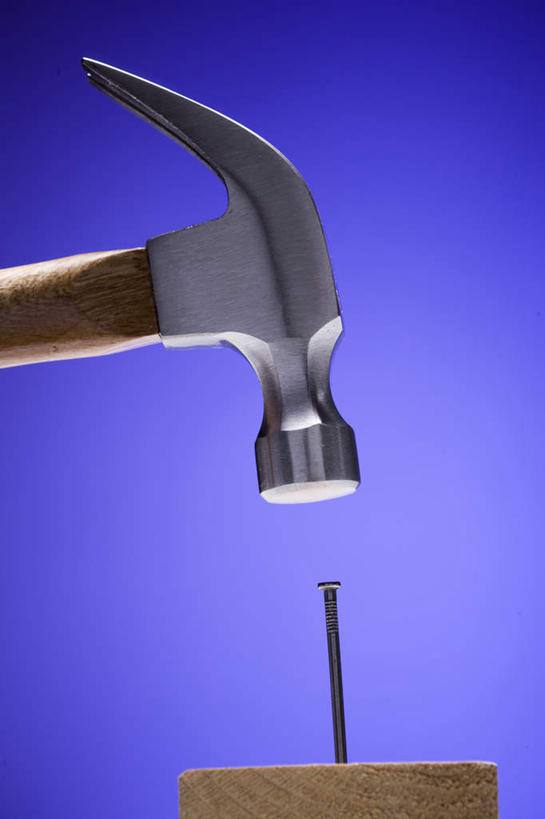 无人,竖图,室内,特写,白天,正面,静物,敲打,阴影,蓝色背景,反射,锤子,钉子,工具,榔头,木材,影子,木柴,一个,摄影,木料,影棚,单个,五金,变形,紧固,矫正,塑形,牢固,彩图,影棚拍摄,拍摄,稳固