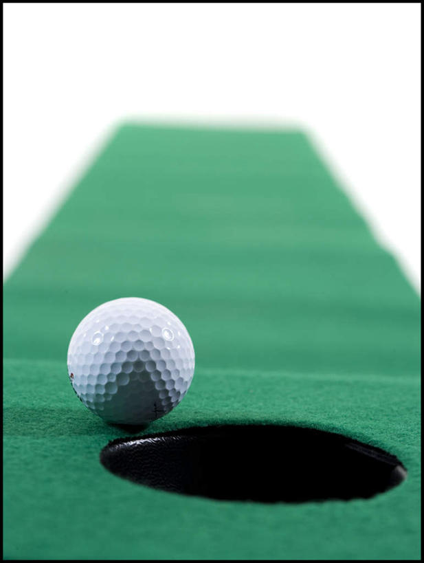无人,竖图,俯视,室内,特写,白天,白色背景,静物,阴影,朦胧,模糊,反射,高尔夫,高尔夫球,球洞,影子,球场,高尔夫球场,摄影,影棚,高尔夫球洞,绿茵场,高尔夫运动,高尔夫球具,彩图,高角度拍摄,影棚拍摄,拍摄
