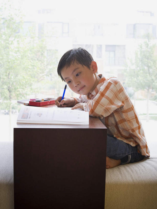 东方人,儿童,一个人,坐,竖图,室内,白天,侧面,纯洁,窗户,亚洲,仅一个男性,仅一个人,阴影,服装,反射,笔,影子,办公用品,扭头,注视,休闲装,黄种人,玻璃窗,文具,小孩,衣服,学习用品,观察,看,转头,仅一个小孩,休闲,功课,休闲服,可爱,童年,童趣,服饰,作业,观看,文具用品,察看,关注,童真,烂漫,无邪,天真,男孩,男人,男性,亚洲人,孩子,坐着,半身,彩图,男生