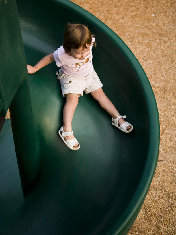 西方人,儿童,一个人,坐,竖图,俯视,室外,白天,游戏,纯洁,玩具,欧洲,欧洲人,仅一个女性,仅一个人,服装,玩,注视,休闲装,娱乐,运动器械,小孩,衣服,绿色,低头,观察,看,仅一个小孩,休闲,休闲服,滑滑梯,滑梯,可爱,童年,童趣,益智,服饰,观看,活动,察看,发泄,关注,消遣,智力,童真,烂漫,无邪,宣泄,垂头,天真,女孩,女人,女性,白种人,孩子,玩耍,嬉戏,坐着,彩图,高角度拍摄,全身,女生