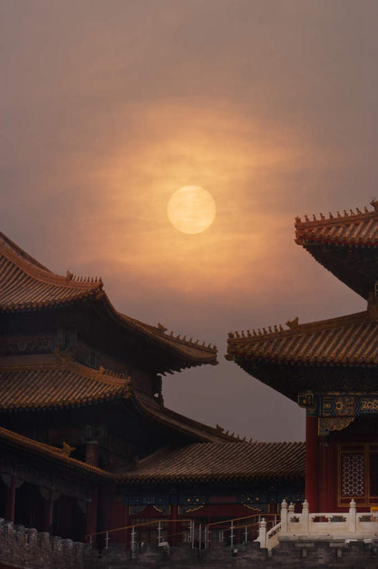 无人,故宫,宫殿,竖图,室外,白天,仰视,旅游,度假,日落,太阳,标志建筑,地标,建筑,北京,中国,亚洲,阴影,光线,瓦片,影子,屋顶,晚霞,霞光,落日,首都,顶棚,瓦,娱乐,建设,阳光,黄昏,紫禁城,享受,休闲,旅游胜地,彩霞,放松,建造,权利,东亚,屋瓦,中华人民共和国,北京市,京,北平,华北地区,北京故宫博物院,夕照,夕阳,彩图,低角度拍摄,斜阳