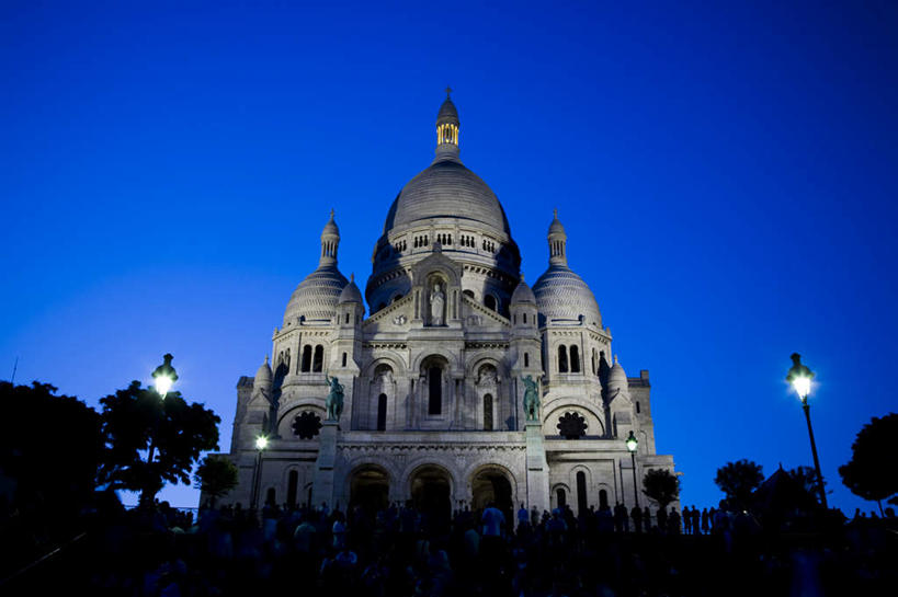 无人,教堂,横图,室外,夜晚,仰视,旅游,度假,植物,标志建筑,地标,建筑,路灯,照明,法国,巴黎,欧洲,阴影,节日,光线,影子,灯光,首都,文化,娱乐,建设,灯,树,树木,绿色,自然,祈祷,享受,休闲,健康,旅游胜地,放松,许愿,宗教,信仰,生长,成长,纪念,祈求,照亮,照明设备,信念,法兰西共和国,圣心堂,法兰西第五共和国,平安,彩图,低角度拍摄,大教堂,礼拜堂