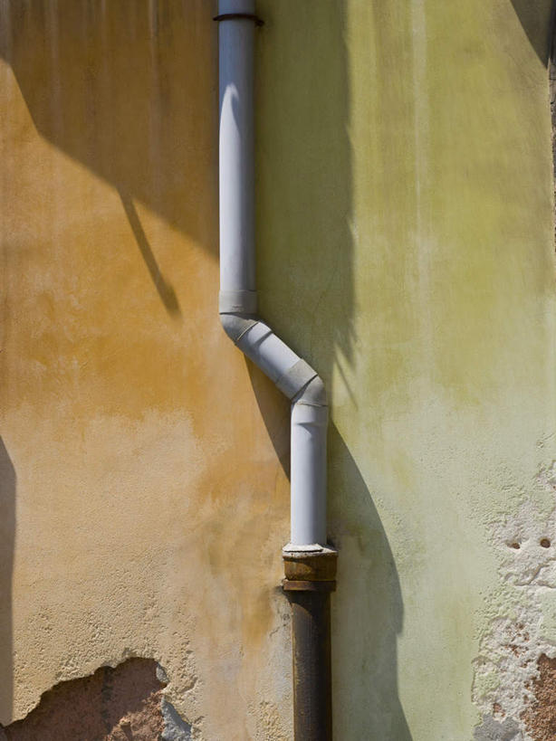 无人,竖图,室外,白天,正面,度假,美景,城市风光,城市,阴影,光线,管子,影子,房屋,墙,屋子,景观,公寓,娱乐,管道,水管,楼房,墙壁,墙面,住宅,阳光,享受,休闲,景色,放松,水泥管,彩图,房子