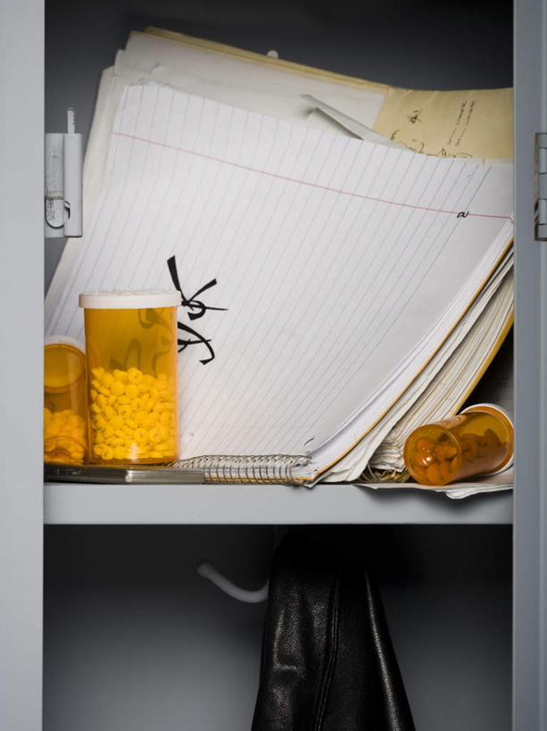 无人,竖图,室内,特写,白天,正面,柜子,静物,书籍,许多,记事本,储物柜,很多,本子,笔记本,瓶子,塑料制品,塑料瓶,药物,毒品,储存,储备,蕴藏,贮备,书,图书,彩图,贮存