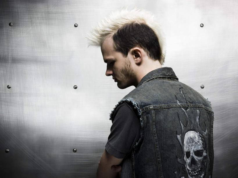 西方人,颅骨,一个人,站,横图,室内,白天,侧面,欧洲,欧洲人,仅一个男性,仅一个人,服装,扭头,注视,休闲装,仅一个年轻男性,衣服,观察,看,站着,转头,休闲,休闲服,摄影,服饰,影棚,观看,察看,关注,莫西干头,莫西干发型,鼻骨,顶骨,额骨,颈椎,颞骨,下颌骨,颧骨,莫西干头型,男人,男性,年轻男性,白种人,头盖骨,站立,半身,彩图,影棚拍摄,拍摄